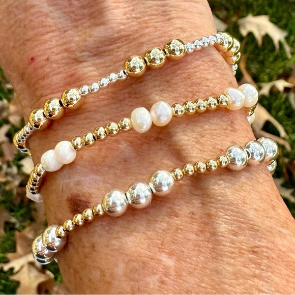 Pearl - Handmade 14k gold filled bead + freshwater pearl stretch bracelet - Picture 4 of 8